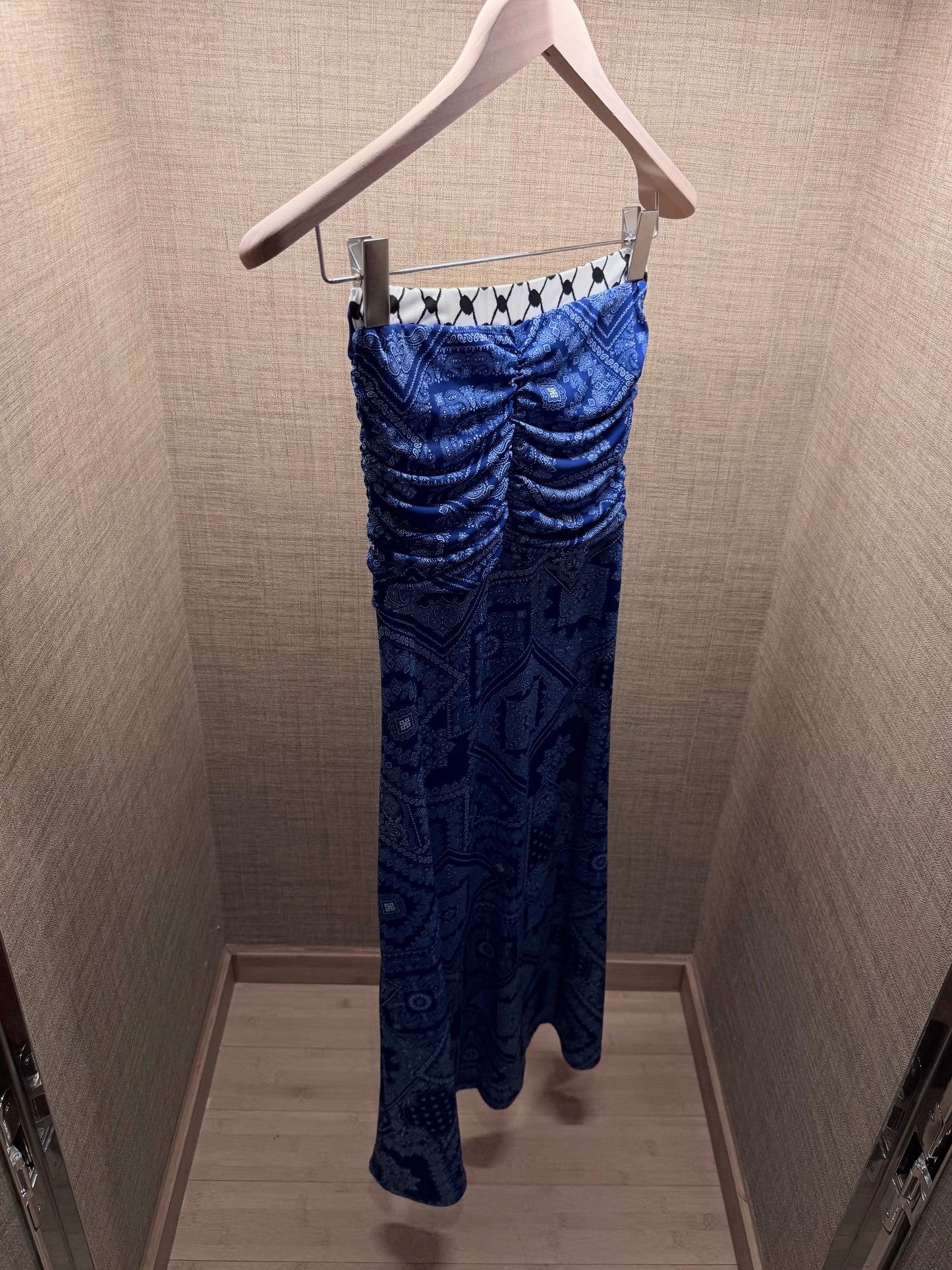 “Keffiyeh” maxi dress with blue-electric lahouri pattern , open-back and butt-lifting effect